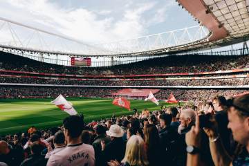 厄德高推特罗萨德接受欢呼，后者整理衣领做标志庆祝（配图示意）